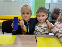 Учасники майстер-класу створюють обереги для захисників