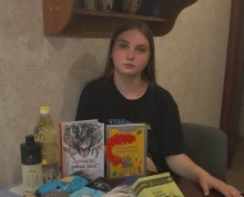 Дівчина тримає подаровані книги