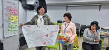 Учасники тренінгу презентують напрацювання та обговорюють результати командної роботи.