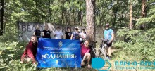 Спільне фото велотуристів з Покровської громади. Вони тримають прапор синього кольору з надписом великими літерами "Єднання".
