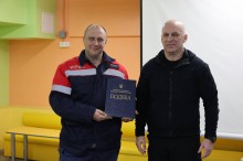 Вадим Філашкін нагороджує газовика подякою