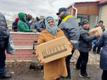 Представники Благодійної організації Благодійного фонду «GLOBAL EMPOWERMENT MISSION» GEM на постійній основі забезпечують мешканців Донеччини продуктовими наборами та питною водою, самостійно доставляючи допомогу у найвіддаленіші куточки області