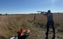 Учасник турніру стріляє