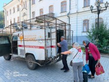 Рятувальник допомагає родині завантажити речі