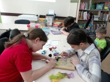 Група дітей займається творчістю