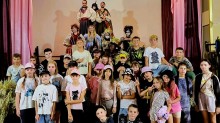 Спільне фото акторів у костюмах та дітей після завершення театральної вистави