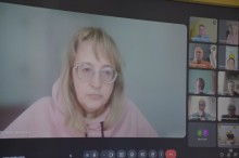 Учасниця робочі групи онлайн, доповідає про важливість підприємства для роботи у Донецькій області.