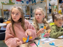 Відвідувачі з готовими поробками у формі метеликів