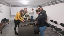 Слухачі під час відпрацювання практичних навичок зі складання та розбирання зброї. Заняття проходить у співпраці з Дніпропетровським обласним центром підготовки населення до національного спротиву.