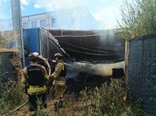 Рятувальники ліквідують пожежу.