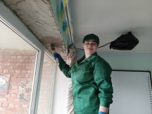 Майбутні штукатури під час ремонту навчальних приміщень у межах виробничого навчання