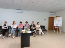 Учасники тренінгу беруть участь у вправі «Карта соціальних зв’язків», яка допомогає зняти психоемоційну напругу.