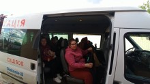 Люди сидять в автівці для евакуації