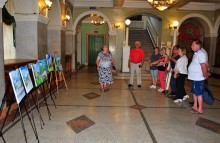 Керівниця народної образотворчої та декоративно-прикладної студії «Веселка» Ольга Кіцманюк презентує краєзнавчу картинну галерею, присвячену Мар’їнській громаді.