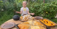 Дівчина демонструє приготування традиційного закритого пирога надазовських греків «Кьобєте»