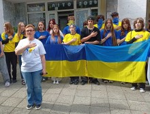 Спільне фото дітей та вихователів з прапорами України
