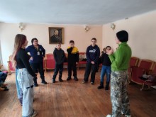 Вихованці Донецького обласного палацу дитячої та юнацької творчості під час майстер-класу з акторської майстерності.