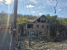 Зруйнований ворожим обстрілом будинок