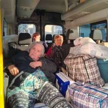 Люди з інвалідністю їдуть в автоусі з речами