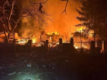 Пожежа на території житлових будинків після ворожого обстрілу