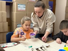 Діти розмальовують екоторби