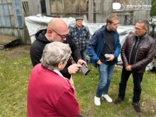 Начальник Часовоярської міської військової адміністрації Сергій Чаус спілкується з людьми похилого віку.
