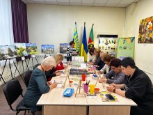 Відвідувачі та гості виставки малюють власні картини