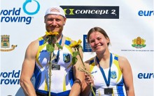 Призери чемпіонату у майках з синьою-золотими стрічками. Тримають соняшники. На задньому плані логотипи спонсорів