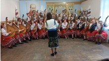 Хор бандуристів та диригент виконують конкурсну композицію