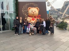 Група українських дітей з Добропілля та Львова під час відвідування різдвяної локації у Кьольні біля тематичної інсталяції.