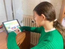 Учасниця зустрічі дивиться на падлет-дошку