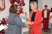Урочисте святкування 70-річчя державного навчального закладу «Бахмутський центр професійно-технічної освіти». Атмосфера на фото урочиста і дружня. Присутні голова громада, педагогічні працівники та інші посадові особи.