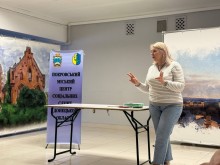 Представниця Центру життєстійкості Покровської громади проводить тренінг з ментального здоров'я