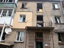 Пошкоджений будинок після ворожого обстрілу