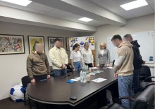 Учасники зустрічі вшановують загиблих захисників хвилиною мовчання
