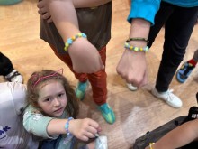 Учасники гри тягнуть долоньки один до одного