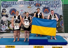 Сумоїстка Донеччини Єлизавета Моренко з прапором України на першій сходинці п’єдесталу чемпіонату Європи в Шотландії