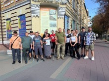 Дорослі учасники арт-паті, серед яких військовослужбовці, під час прогулянки містом