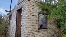 Зруйноване окупантами житло без даху після пожежі всередині.