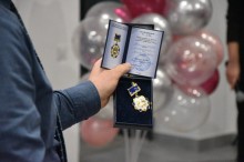Урочисте святкування 70-річчя державного навчального закладу «Бахмутський центр професійно-технічної освіти». Атмосфера на фото урочиста і дружня. Присутні голова громада, педагогічні працівники та інші посадові особи.