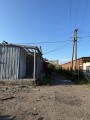 Пошкоджені господарські будівлі та лінії електропередач.