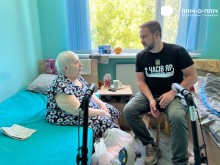 Заступник начальника Часовоярської МВА Руслан Прийменко відвідує евакуйованих мешканців.
Літня жінка у халаті сидить на ліжку, біля неї пакети з допомогою.