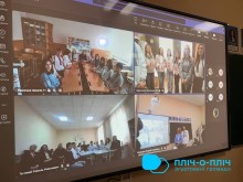 Учні онлайн.  На моніторі колаж з чотирьох зображень.