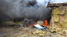 Рятувальники гасять пожежу у зруйнованому окупантами будинку