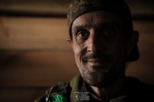 Фото військового крупним планом. Втомлені очі та на вустах посмішка.