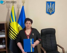 Начальниця Мирненської селищної військової адміністрації Надія Сердюкова тримаж підписаний меморандум про спрівпрацю