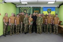 Вадим Філашкін та Сергій Дейнека стоїть разом з бійцями ДПСУ