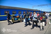 Рятувальники зустрічають людей з евакуаційного потяга, який придув до Рівненської області