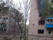 Багатоповерховий будинок після пожежі через ворожий обстріл