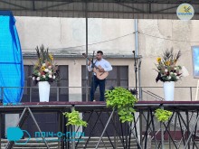 Директор Покровскої музичної школи ім. Леонтовича Євгеній Григорович  виступає на сцені в руках тримає гітару.